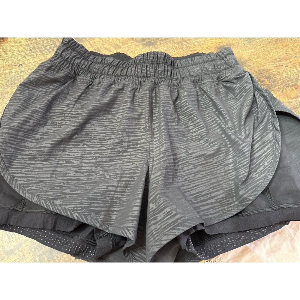 Lululemon Hotty Hot Short II 2.5" Black Waves Sz 10